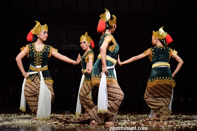 Tarian Tradisional  Menginspirasi Kekayaan Budaya Indonesia
