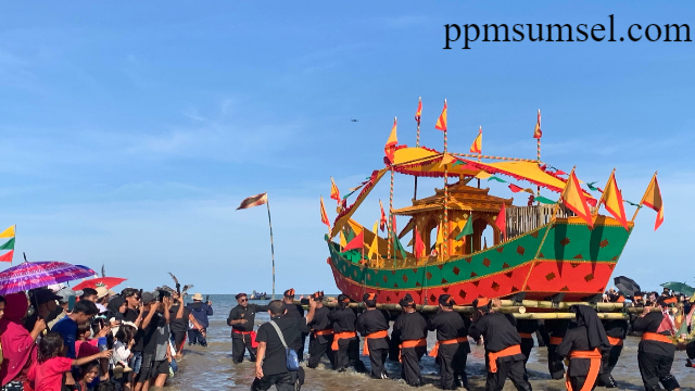 Penurunan Padaw Tujuh Dulung di Festival Iraw Tengkayu